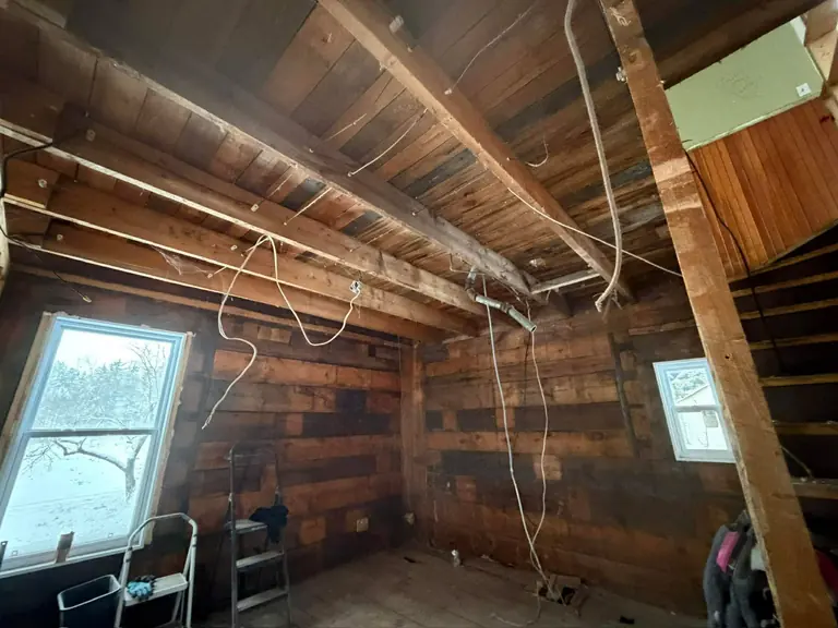 Plafond et murs ouverts après démolition intérieure
