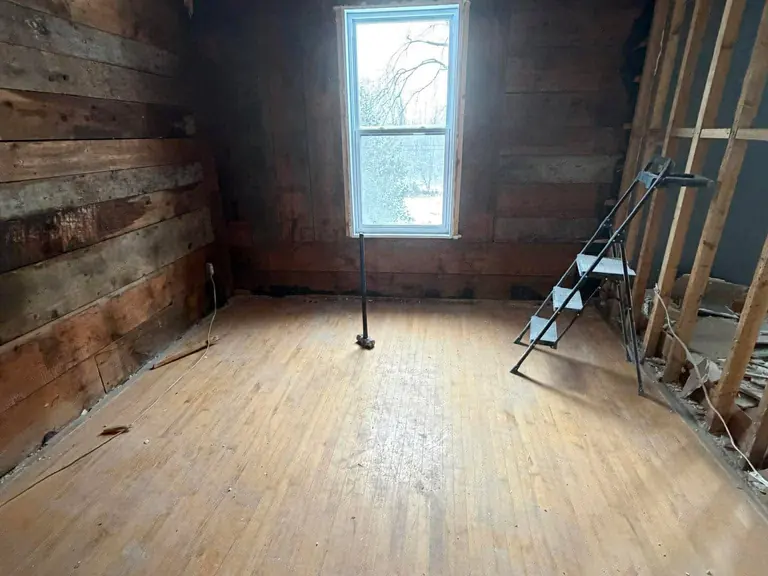 Pièce dégarnie jusqu'à la structure de bois